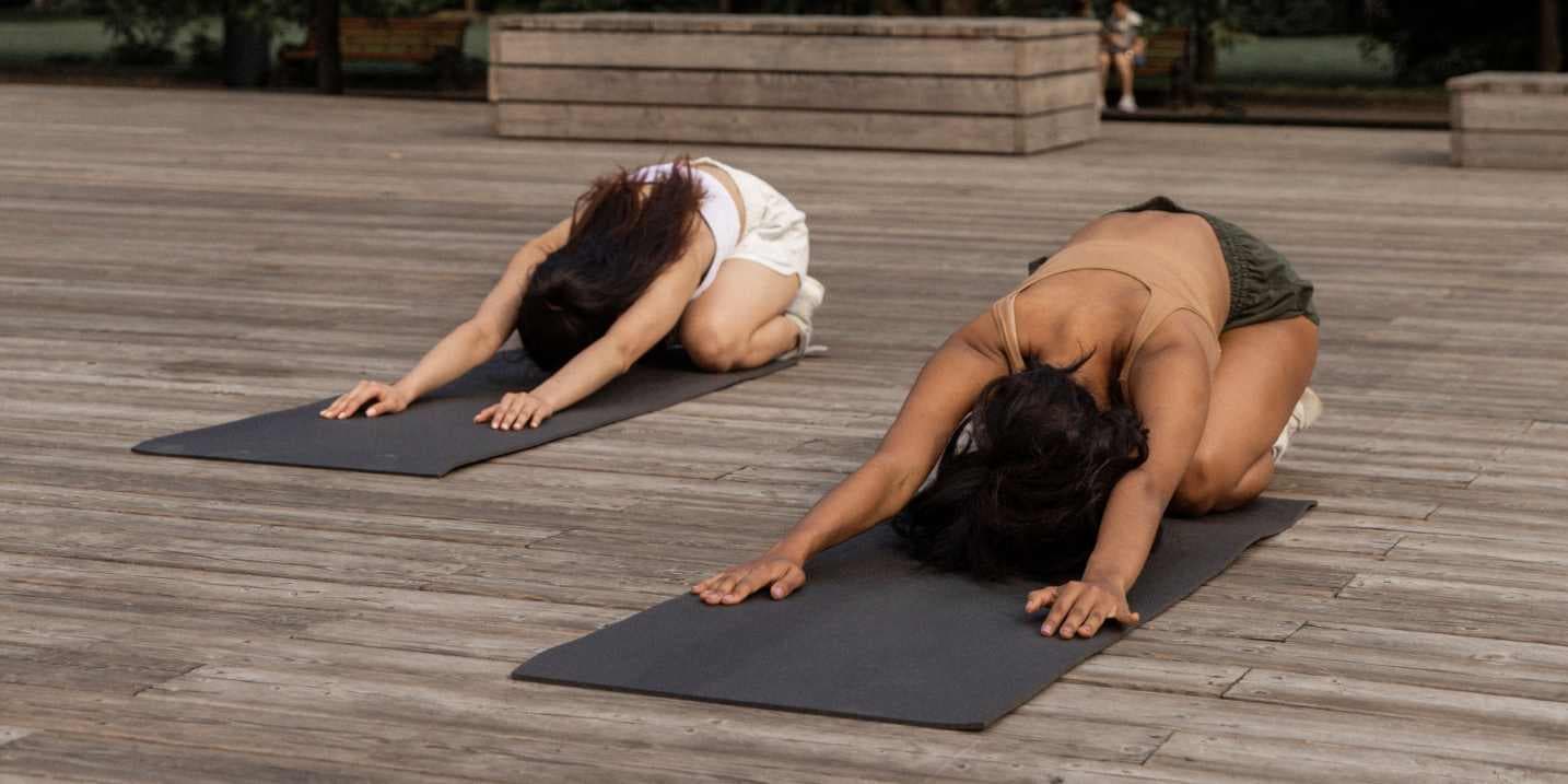 REDAKAN STRES DENGAN 3 POSE YOGA INI