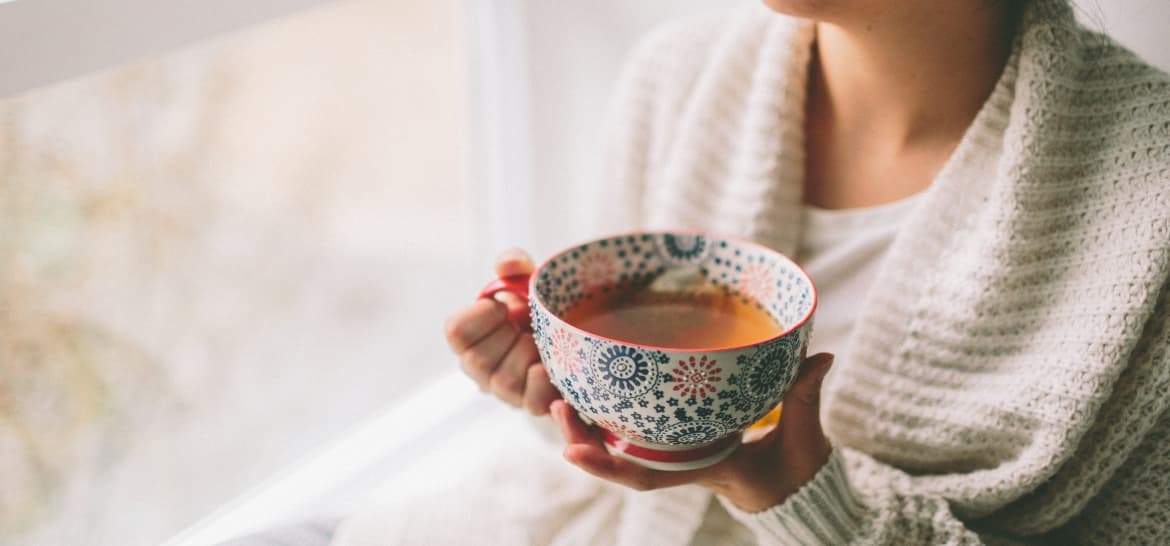 MENGOBATI RADANG TENGGOROKAN DENGAN TEH HANGAT, BENARKAH AMPUH?